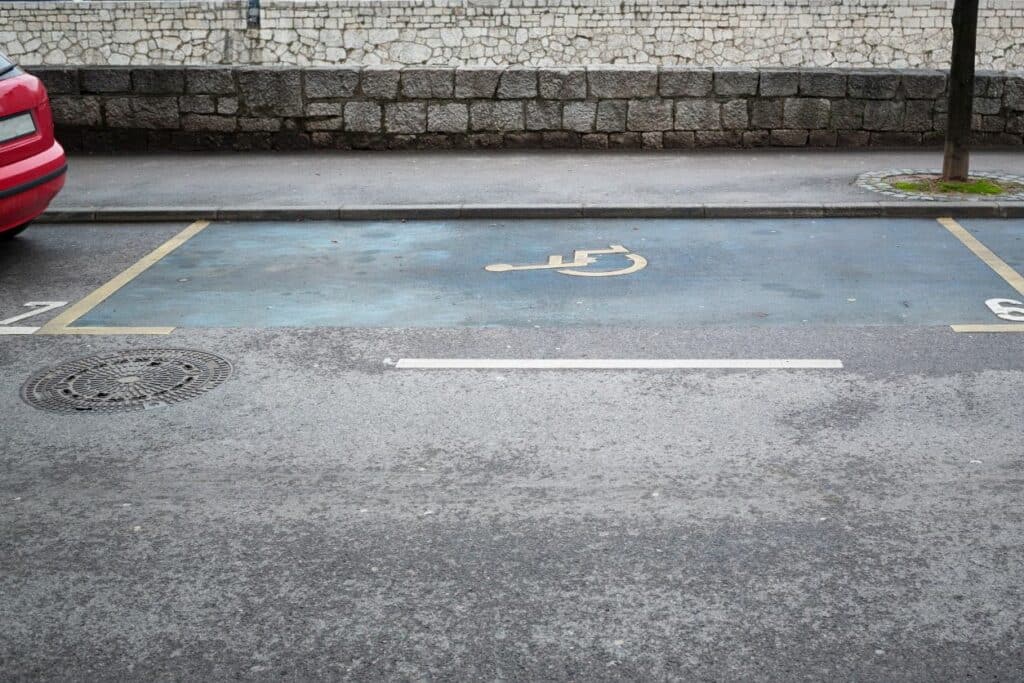 Karta parkingowa dla niepełnosprawnych do czego uprawnia?